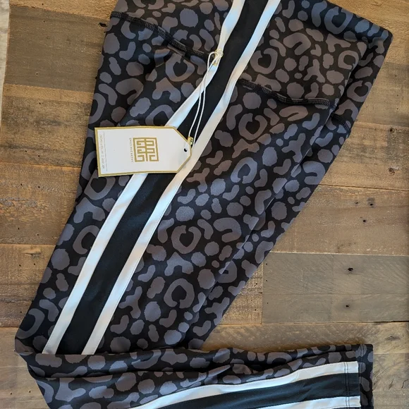 Emily McCarthy Cheetah Yoga Set Leggings Sports Bra Set NWT L - Picture 7 of 8